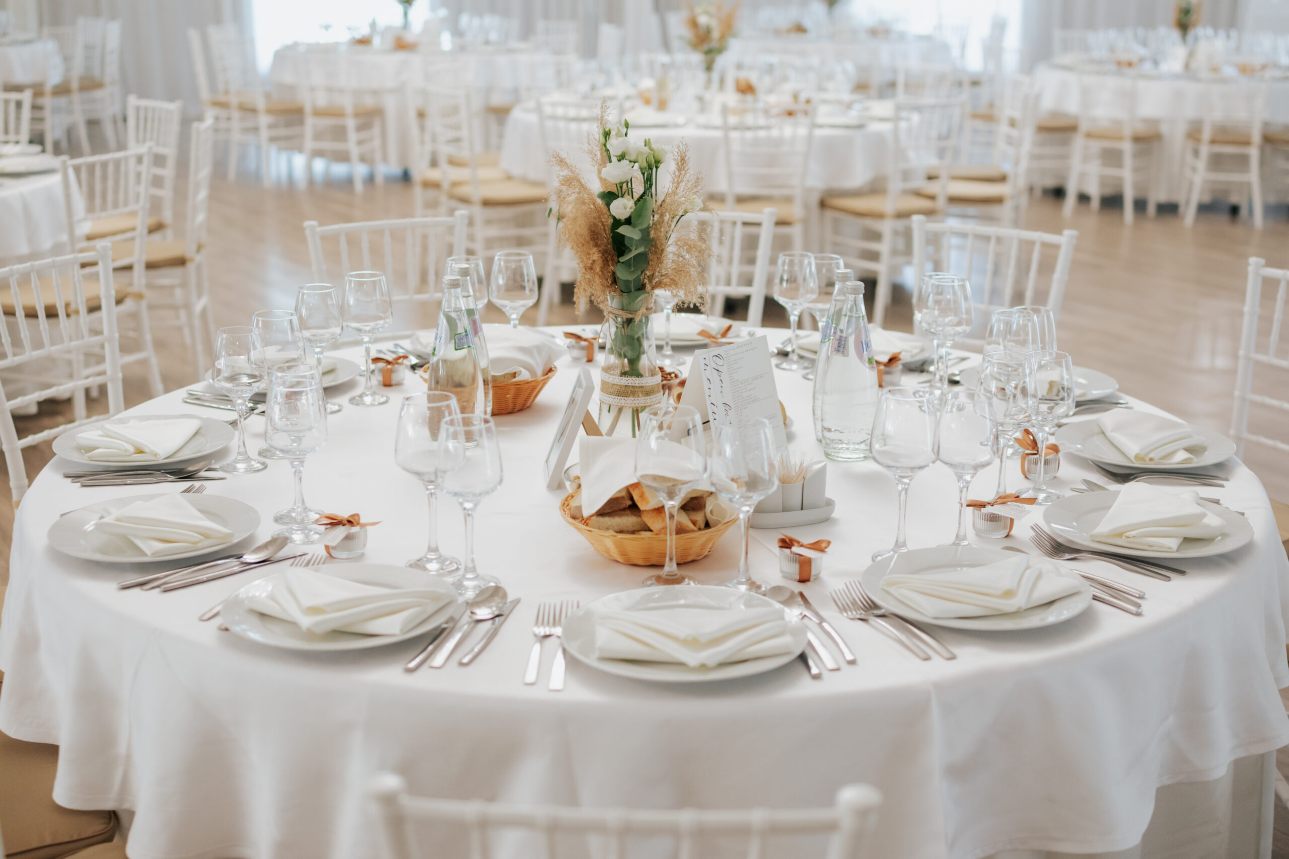 Masa festivă aranjată pentru seară