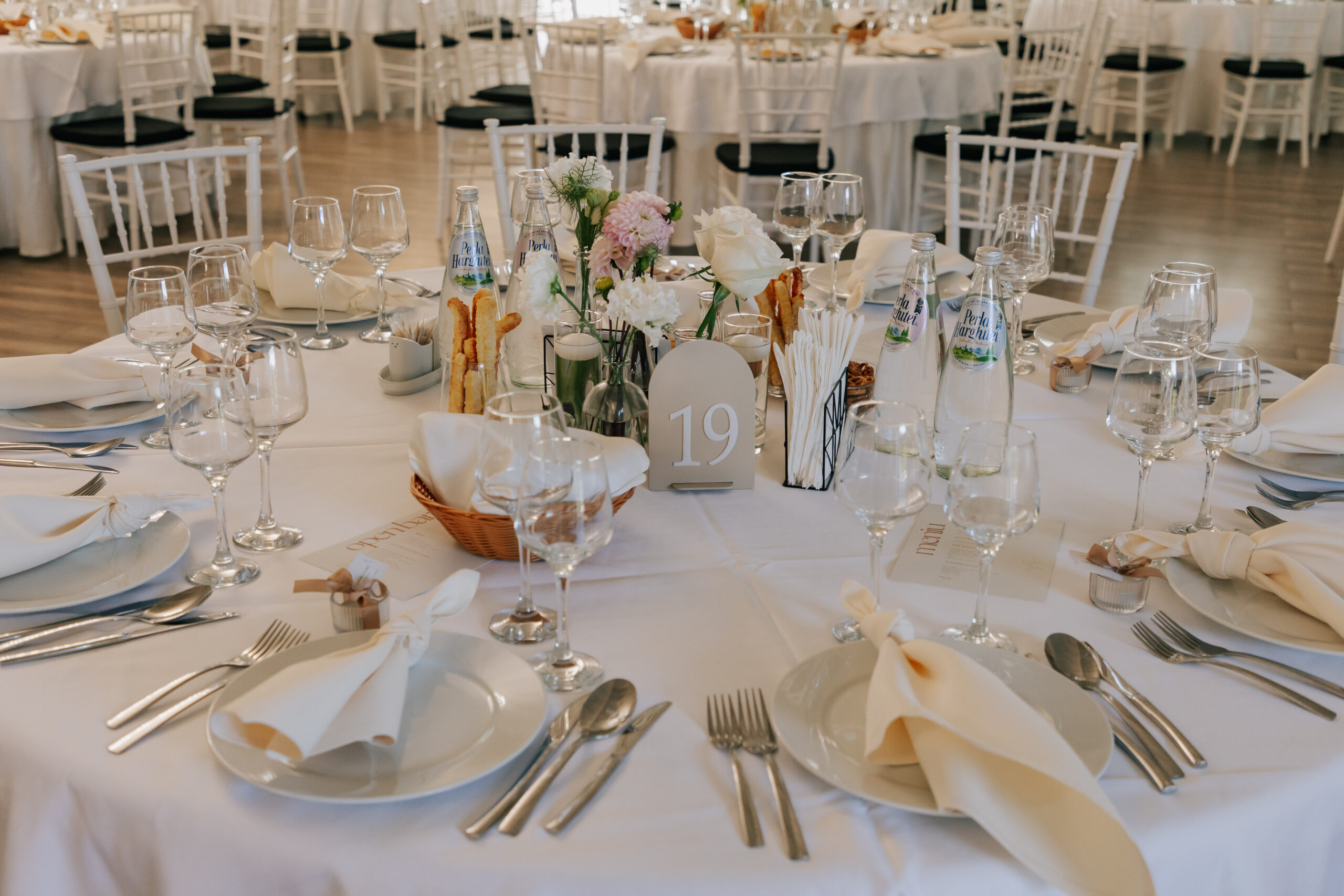 Masa festivă aranjată pentru seară